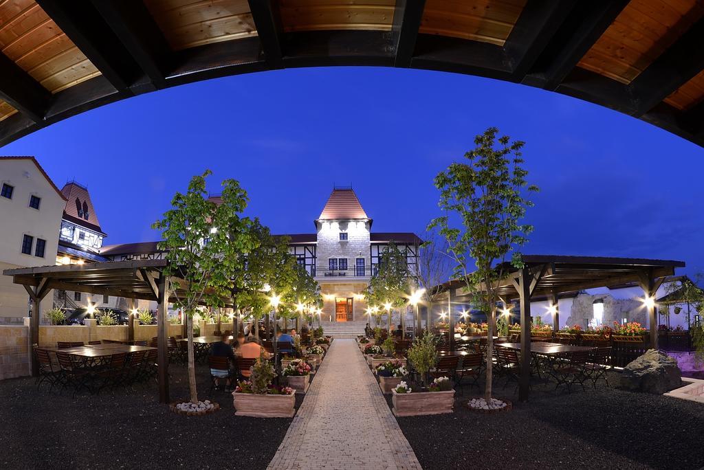 Hotel Castel Royal Mosnita Noua ภายนอก รูปภาพ